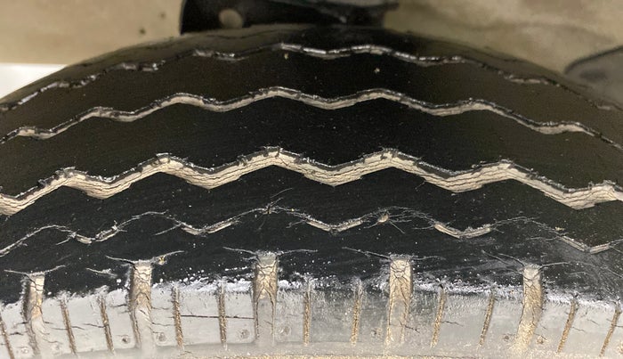 2012 Maruti Eeco 5 STR, Petrol, Manual, 39,542 km, Left Front Tyre Tread