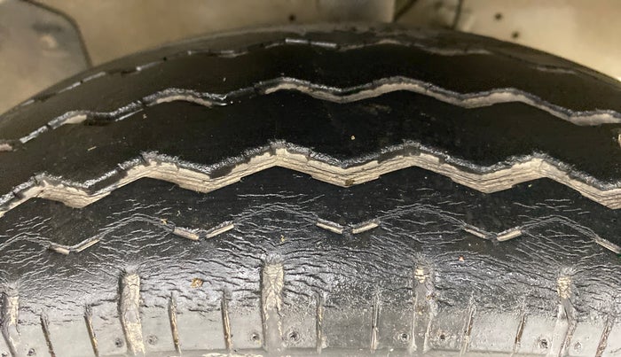 2012 Maruti Eeco 5 STR, Petrol, Manual, 39,542 km, Right Front Tyre Tread