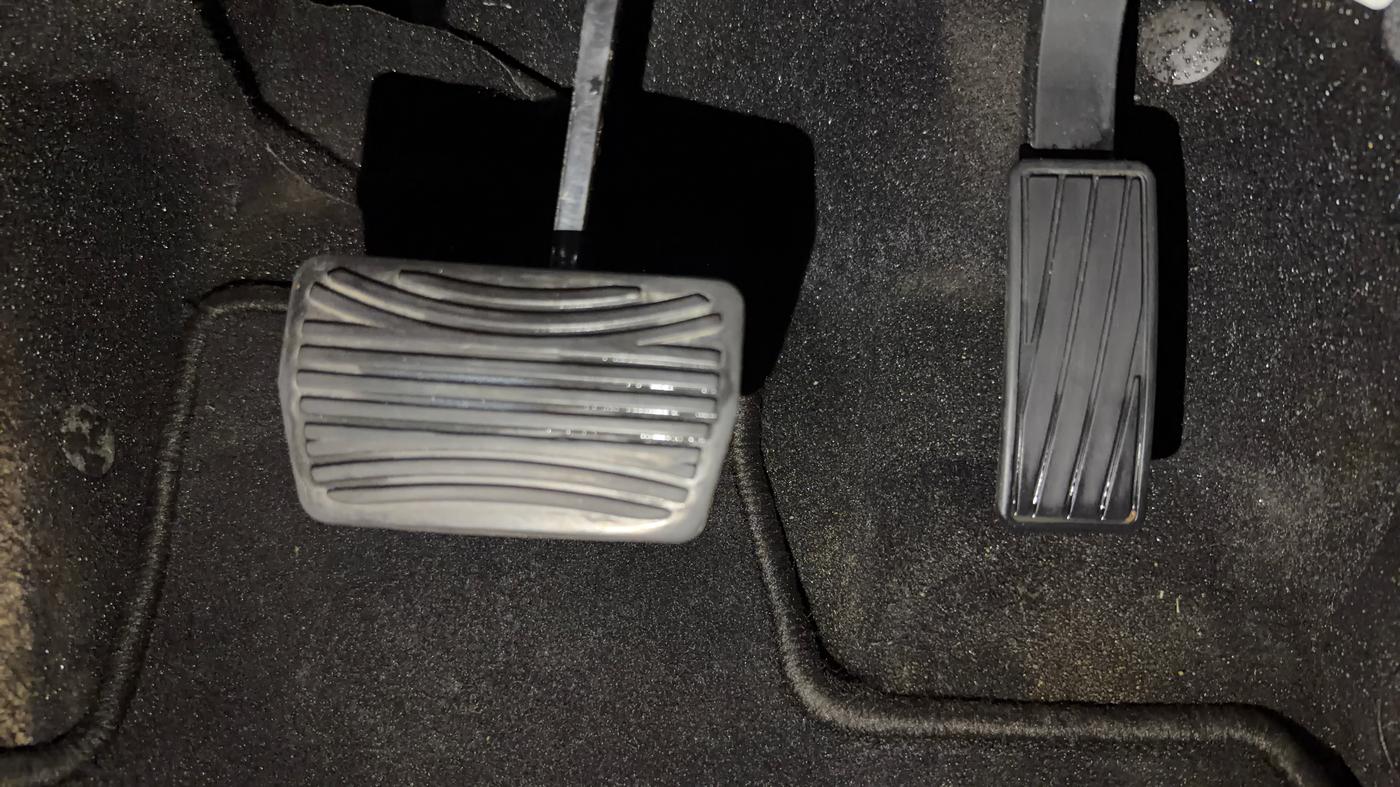 2025 Mahindra XUV700 AX 7 P AT 7 STR, Petrol, Automatic, 10,922 km, Pedals