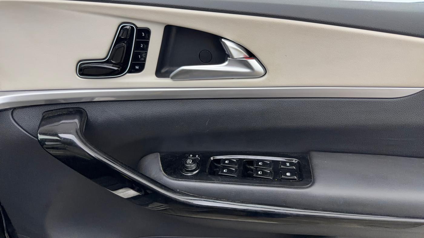 2025 Mahindra XUV700 AX 7 P AT 7 STR, Petrol, Automatic, 10,922 km, Driver Side Door Panels Control
