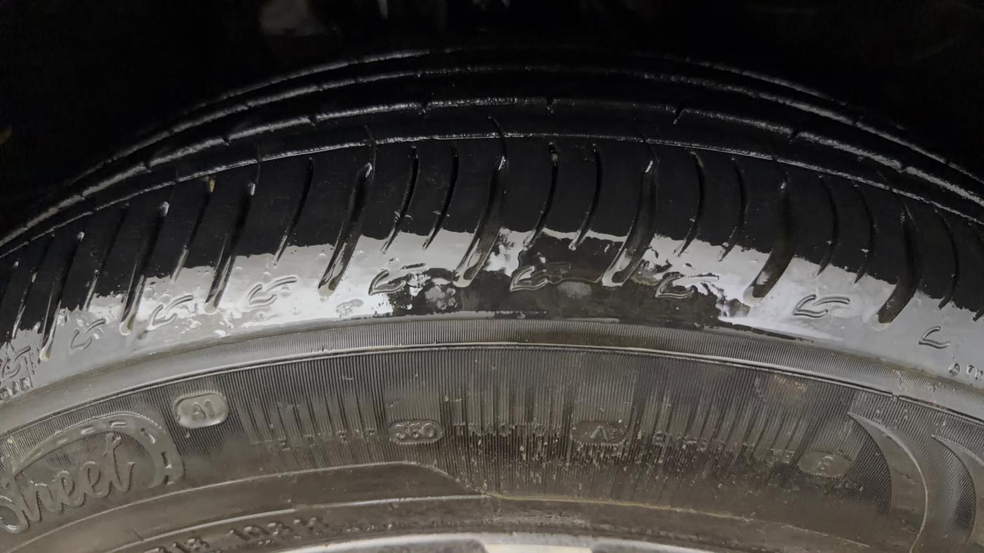 2025 Mahindra XUV700 AX 7 P AT 7 STR, Petrol, Automatic, 10,922 km, Right Front Tyre Tread