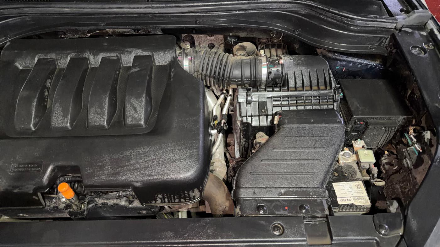 2025 Mahindra XUV700 AX 7 P AT 7 STR, Petrol, Automatic, 10,922 km, Engine View - Left