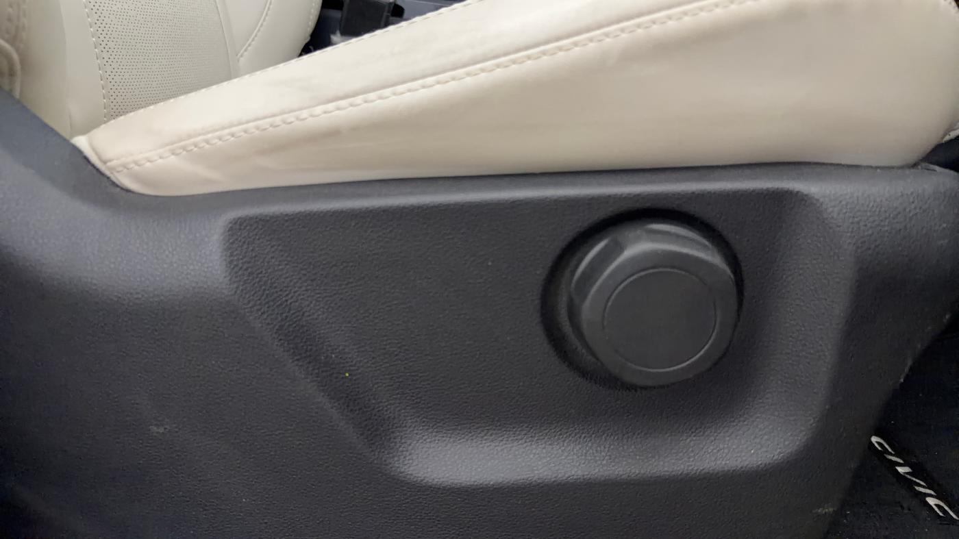 2025 Mahindra XUV700 AX 7 P AT 7 STR, Petrol, Automatic, 10,922 km, Driver Side Adjustment Panel