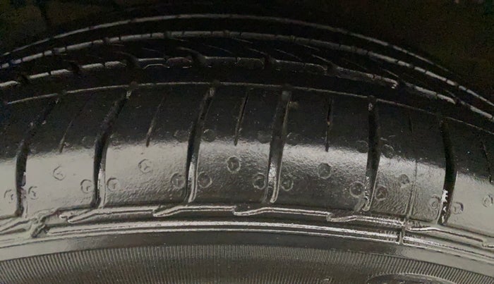 2020 Maruti Ciaz ALPHA  AT 1.5 SHVS PETROL, Petrol, Automatic, 10,096 km, Right Front Tyre Tread