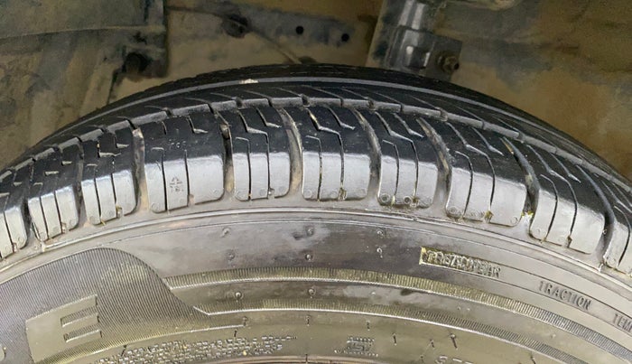 2016 Maruti Swift VXI, Petrol, Manual, 99,872 km, Left Front Tyre Tread