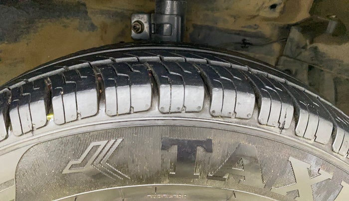 2016 Maruti Swift VXI, Petrol, Manual, 99,872 km, Right Front Tyre Tread