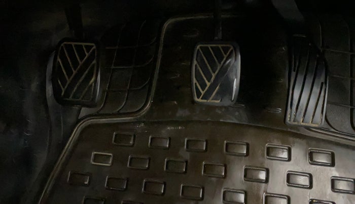 2016 Maruti Swift VXI, Petrol, Manual, 99,872 km, Pedals