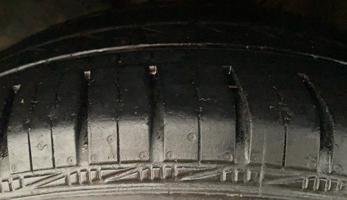 2014 Skoda Rapid 1.6 TDI AMBITION PLUS AT, Diesel, Automatic, 80,920 km, Left Front Tyre Tread