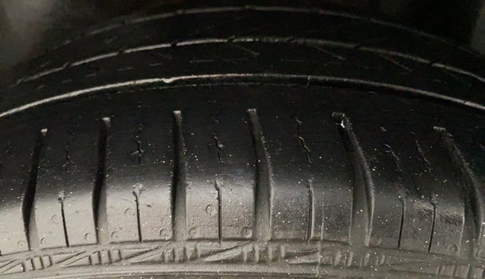 2014 Skoda Rapid 1.6 TDI AMBITION PLUS AT, Diesel, Automatic, 80,920 km, Left Rear Tyre Tread