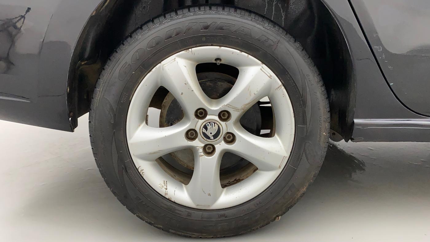 2014 Skoda Rapid 1.6 TDI AMBITION PLUS AT, Diesel, Automatic, 80,920 km, Right Rear Wheel