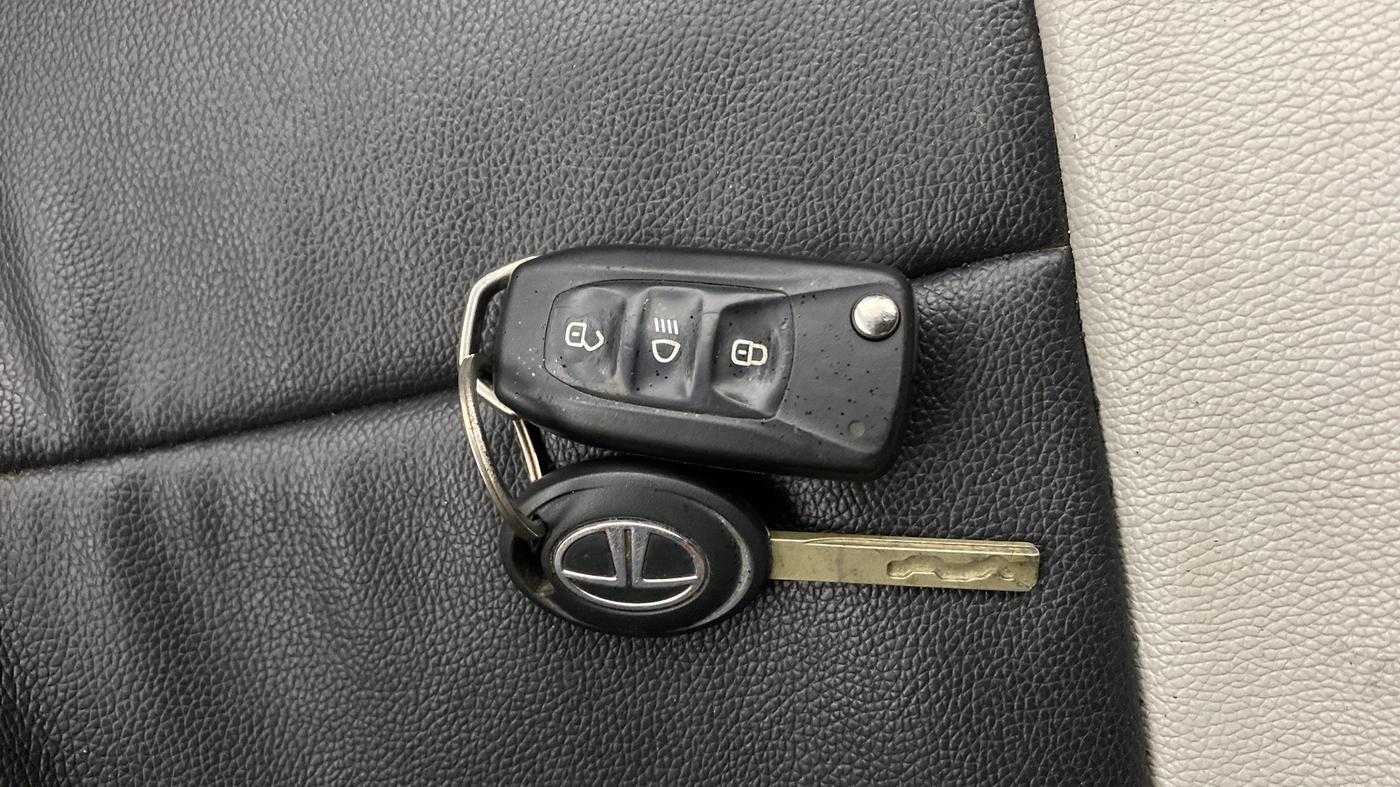 2019 Tata NEXON XT PLUS PETROL, Petrol, Manual, 57,993 km, Key Close Up