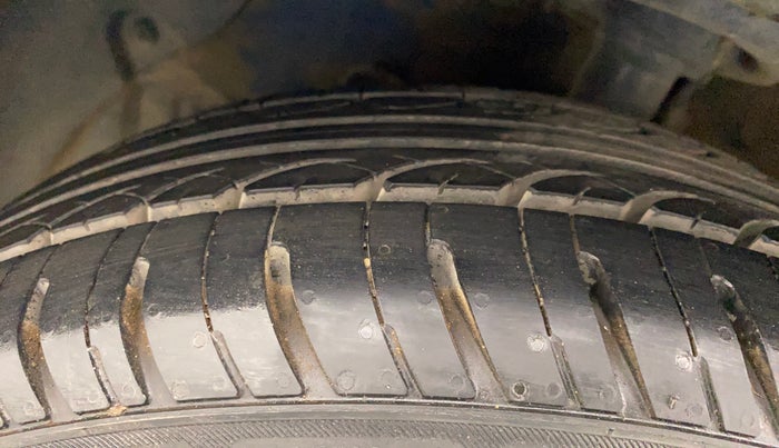 2019 Hyundai Grand i10 MAGNA AT 1.2 KAPPA VTVT, Petrol, Automatic, 30,061 km, Left Front Tyre Tread