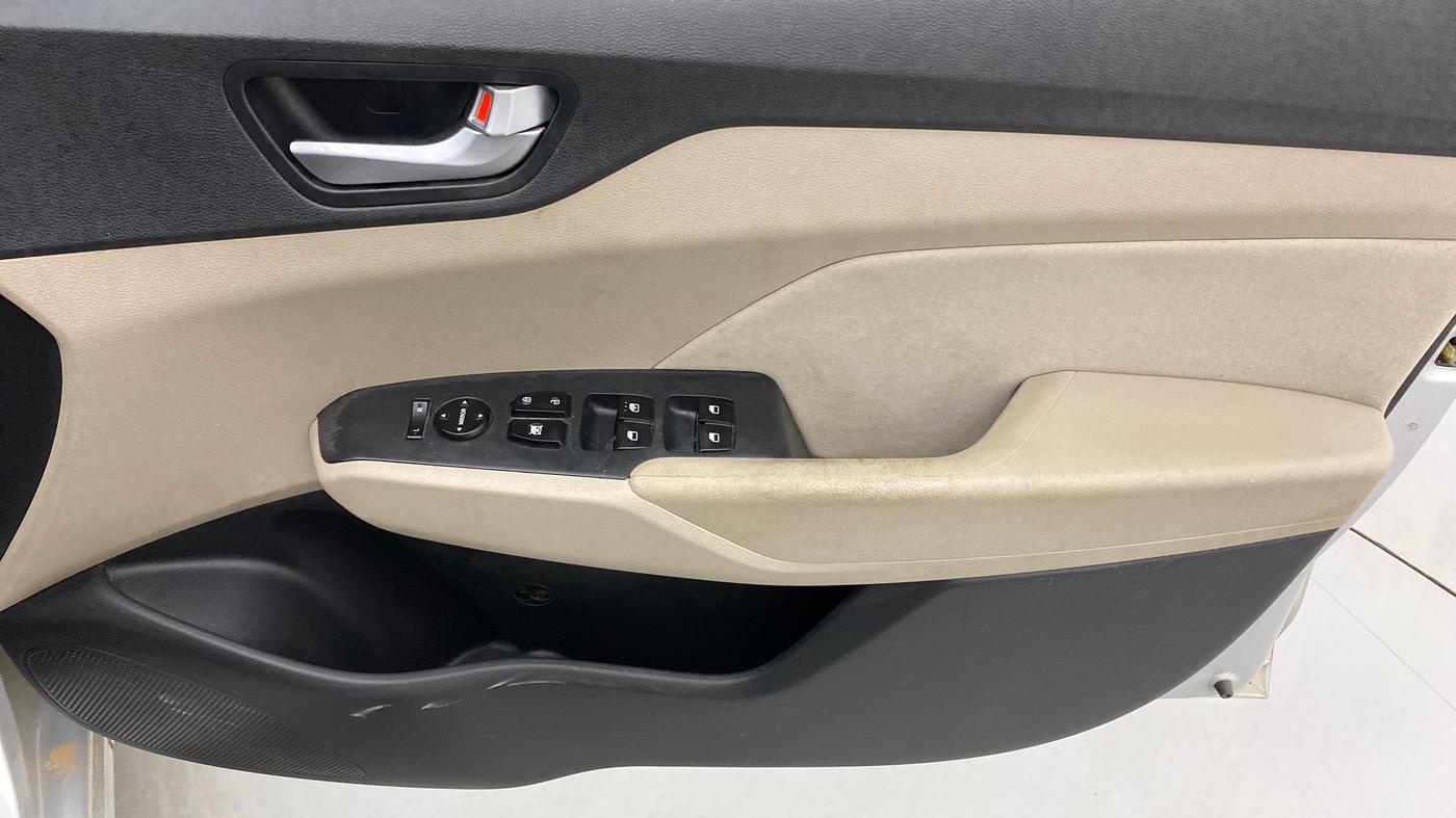 2017 Hyundai Verna 1.6 EX CRDI, Diesel, Manual, 93,175 km, Driver Side Door Panels Control