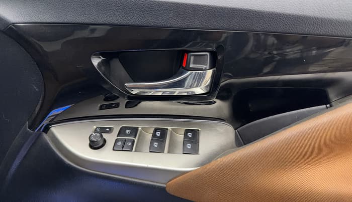 2022 Toyota Innova Crysta 2.7 ZX AT 7 STR, Petrol, Automatic, 43,783 km, Driver Side Door Panels Control