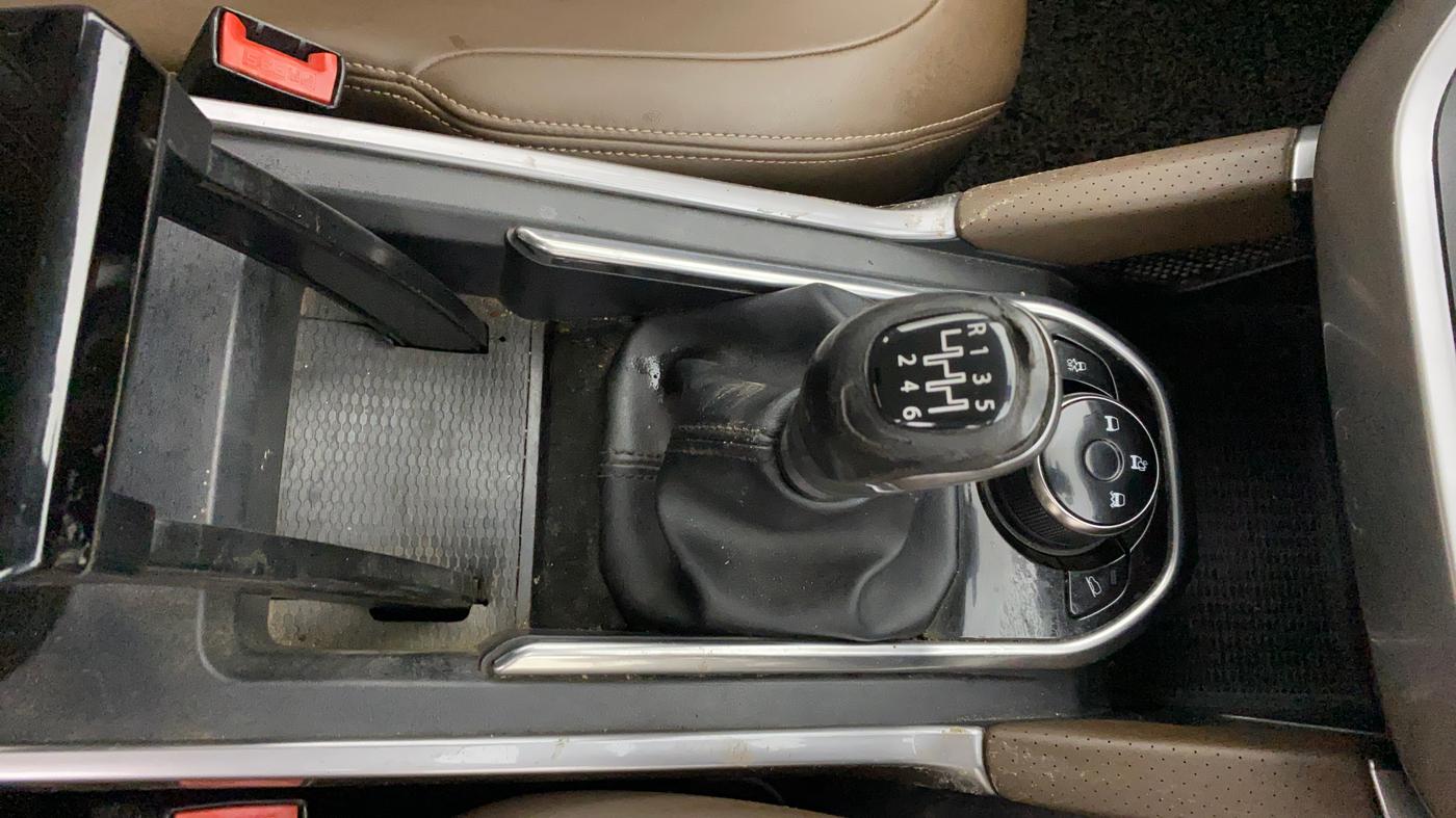 2019 Tata Harrier XZ 2.0L, Diesel, Manual, 1,12,358 km, Gear Lever