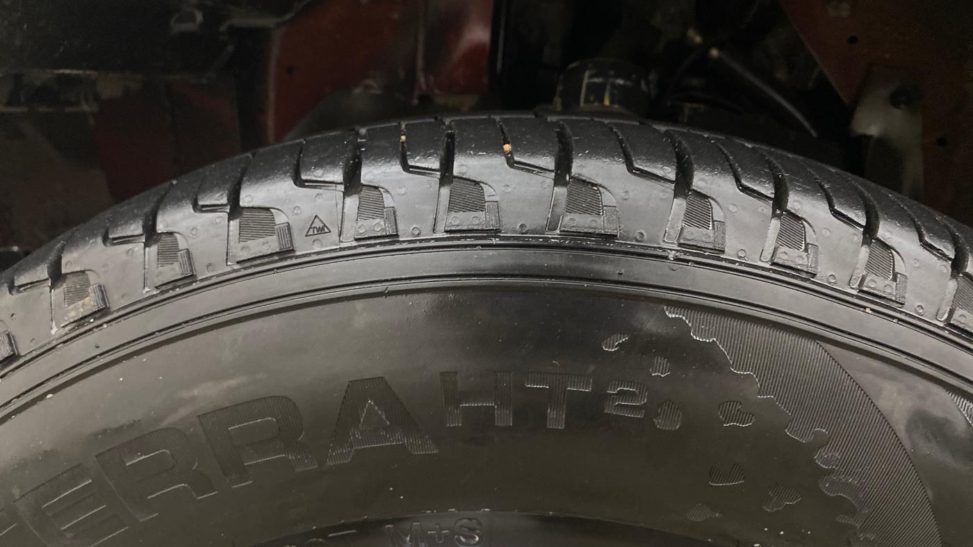 2014 Mahindra Bolero SLX BS-III, Diesel, Manual, 94,581 km, Left Front Tyre Tread