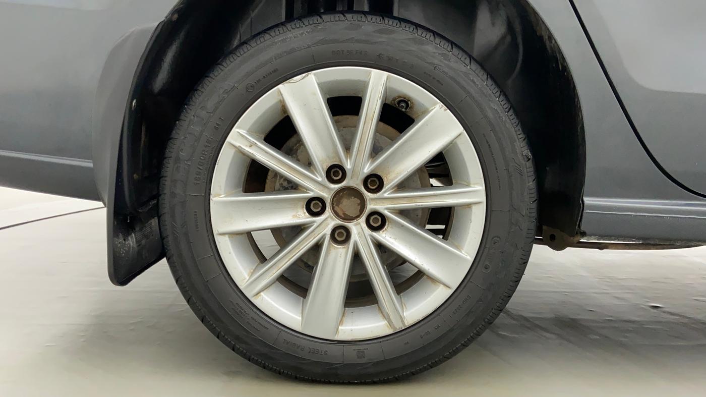2015 Volkswagen Vento HIGHLINE 1.2 TSI AT, Petrol, Automatic, 89,414 km, Right Rear Wheel
