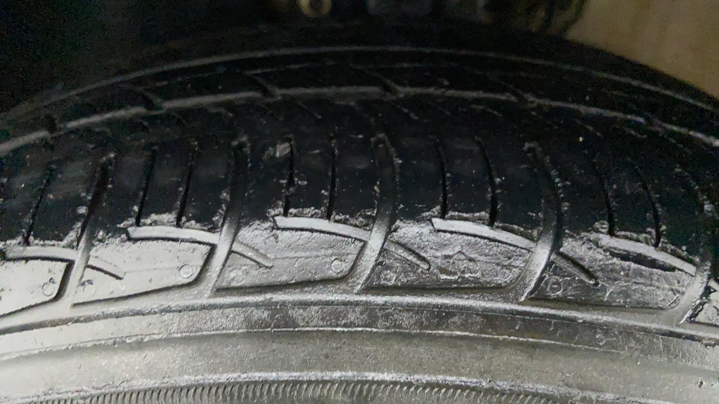 2015 Volkswagen Vento HIGHLINE 1.2 TSI AT, Petrol, Automatic, 89,414 km, Left Front Tyre Tread