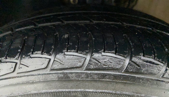 2015 Volkswagen Vento HIGHLINE 1.2 TSI AT, Petrol, Automatic, 89,414 km, Left Front Tyre Tread