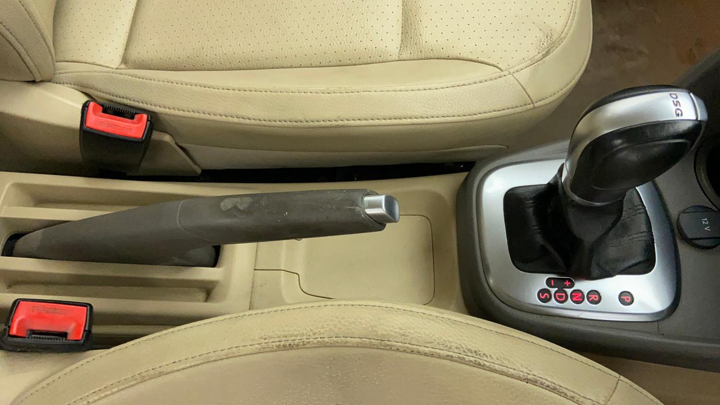 2015 Volkswagen Vento HIGHLINE 1.2 TSI AT, Petrol, Automatic, 89,414 km, Gear Lever