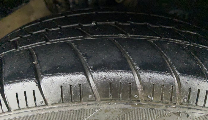 2015 Volkswagen Vento HIGHLINE 1.2 TSI AT, Petrol, Automatic, 89,414 km, Right Front Tyre Tread