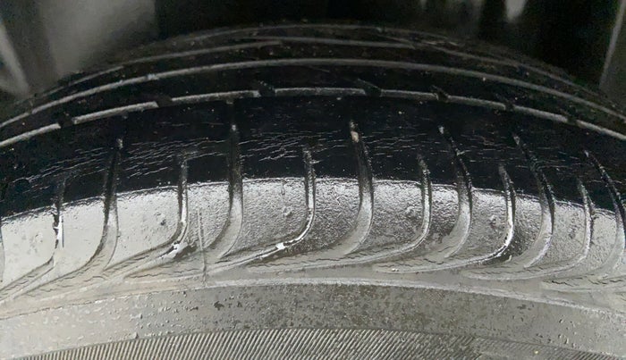 2015 Volkswagen Vento HIGHLINE 1.2 TSI AT, Petrol, Automatic, 89,414 km, Left Rear Tyre Tread