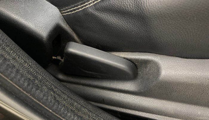 2017 Renault Kwid RXT 1.0, Petrol, Manual, 48,786 km, Driver Side Adjustment Panel