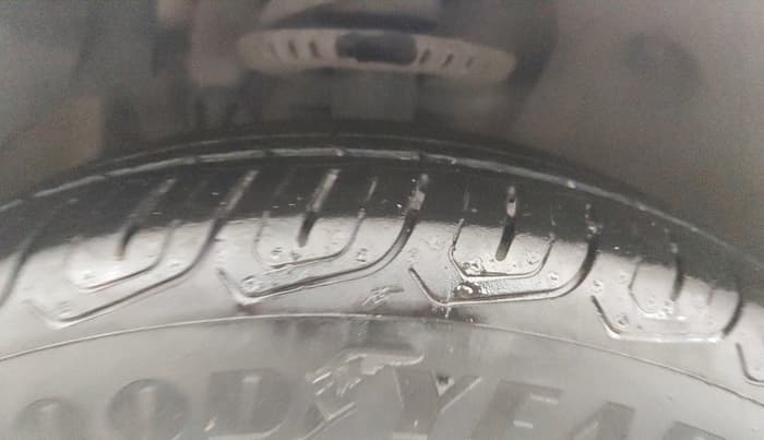 2017 Volkswagen Vento HIGHLINE PETROL AT, Petrol, Automatic, 62,455 km, Right Front Tyre Tread