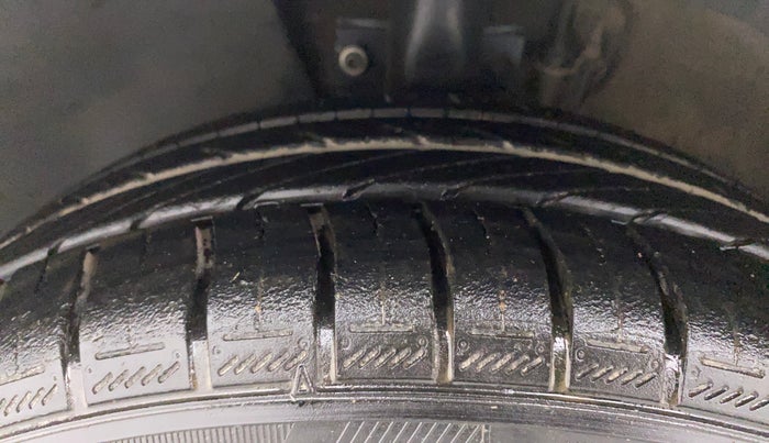 2014 Volkswagen Vento HIGHLINE DIESEL 1.6, Diesel, Manual, 1,24,381 km, Left Front Tyre Tread
