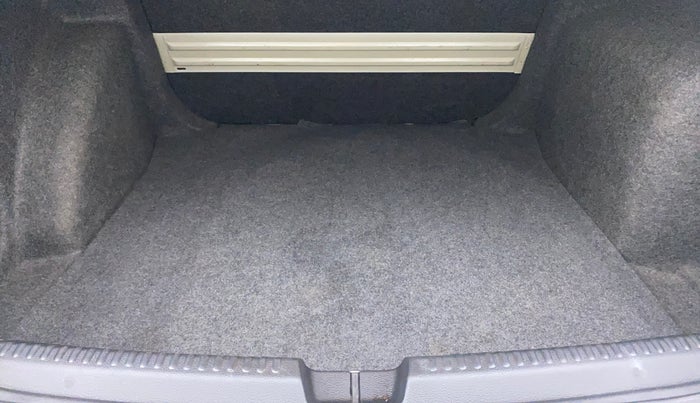 2014 Volkswagen Vento HIGHLINE DIESEL 1.6, Diesel, Manual, 1,24,381 km, Boot Inside