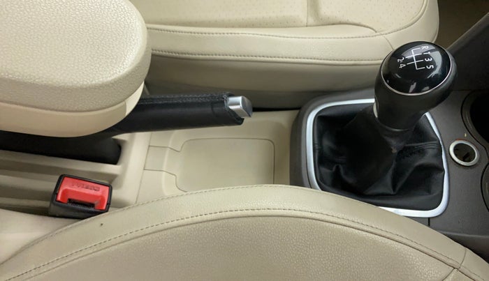 2014 Volkswagen Vento HIGHLINE DIESEL 1.6, Diesel, Manual, 1,24,381 km, Gear Lever