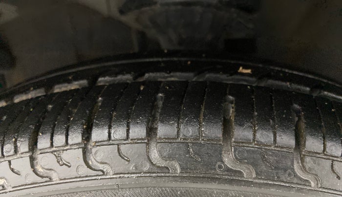 2014 Hyundai i10 SPORTZ 1.1, Petrol, Manual, 69,797 km, Left Front Tyre Tread