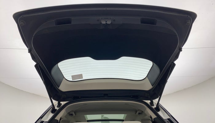2021 Mahindra XUV700 AX 7 LUXURY P AT 7 STR, Petrol, Automatic, 16,885 km, Boot Door Open