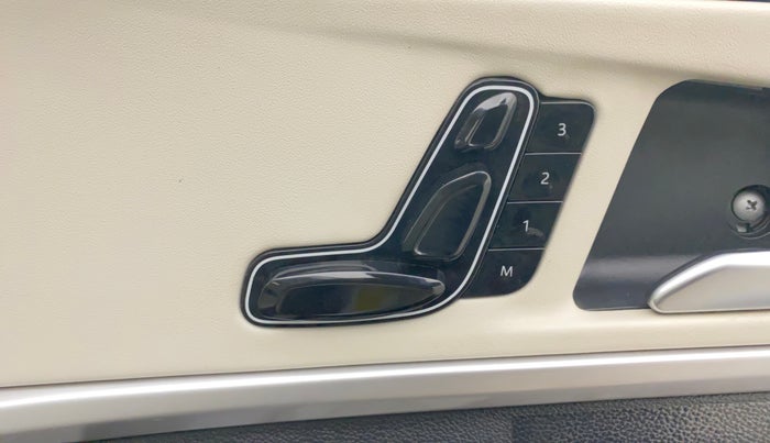 2021 Mahindra XUV700 AX 7 LUXURY P AT 7 STR, Petrol, Automatic, 16,885 km, Driver Side Adjustment Panel