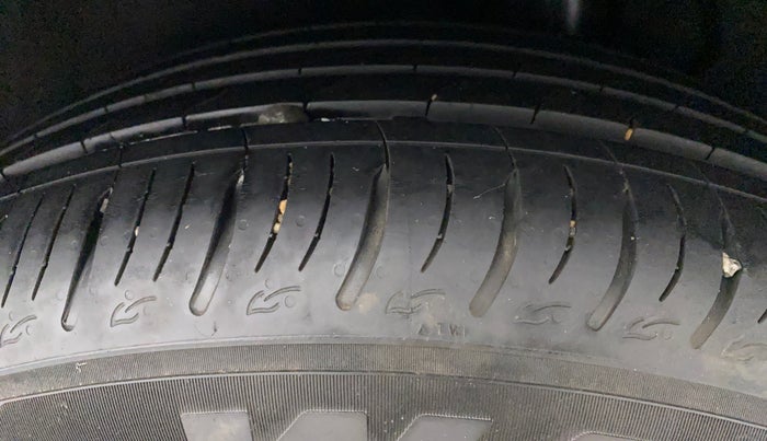 2021 Mahindra XUV700 AX 7 LUXURY P AT 7 STR, Petrol, Automatic, 16,885 km, Left Rear Tyre Tread