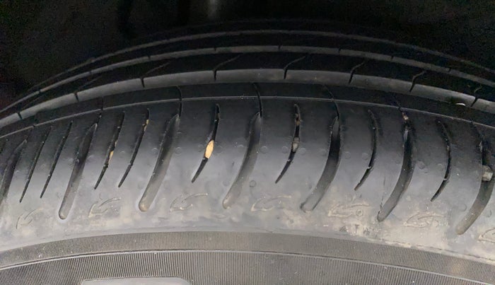2021 Mahindra XUV700 AX 7 LUXURY P AT 7 STR, Petrol, Automatic, 16,885 km, Right Rear Tyre Tread