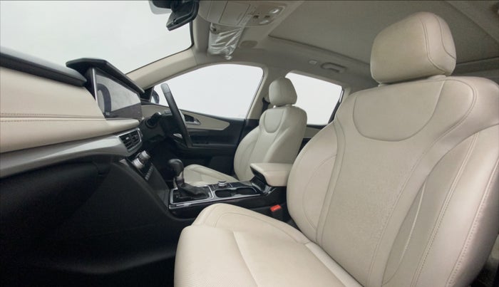 2021 Mahindra XUV700 AX 7 LUXURY P AT 7 STR, Petrol, Automatic, 16,885 km, Right Side Front Door Cabin