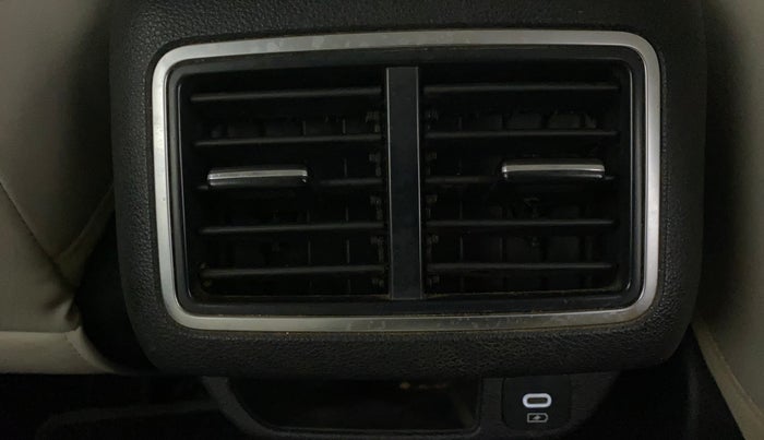 2021 Mahindra XUV700 AX 7 LUXURY P AT 7 STR, Petrol, Automatic, 16,885 km, Rear AC Vents