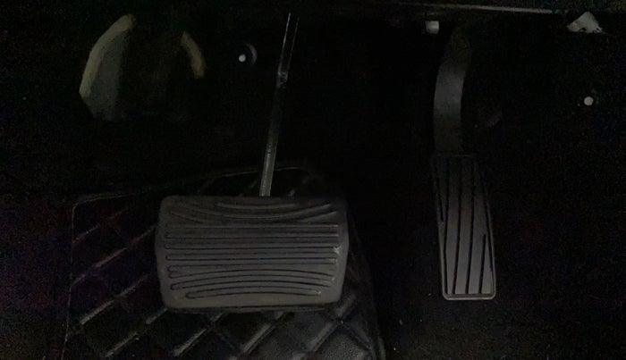 2021 Mahindra XUV700 AX 7 LUXURY P AT 7 STR, Petrol, Automatic, 16,885 km, Pedals