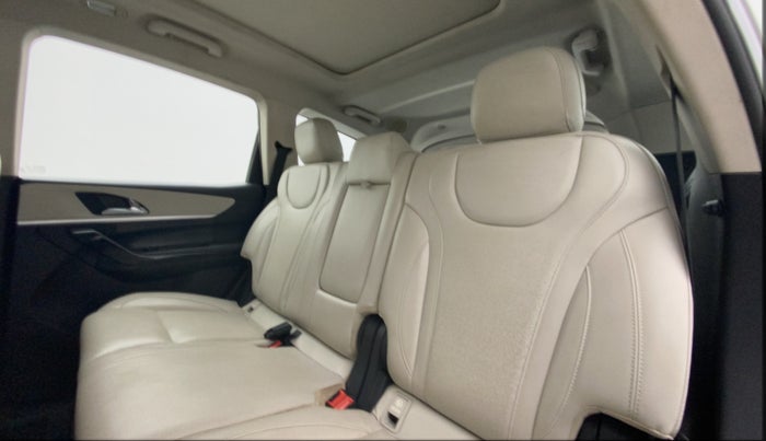 2021 Mahindra XUV700 AX 7 LUXURY P AT 7 STR, Petrol, Automatic, 16,885 km, Right Side Rear Door Cabin