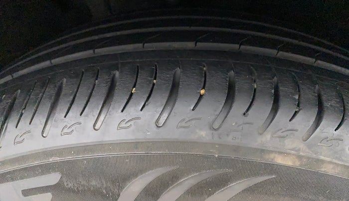 2021 Mahindra XUV700 AX 7 LUXURY P AT 7 STR, Petrol, Automatic, 16,885 km, Right Front Tyre Tread