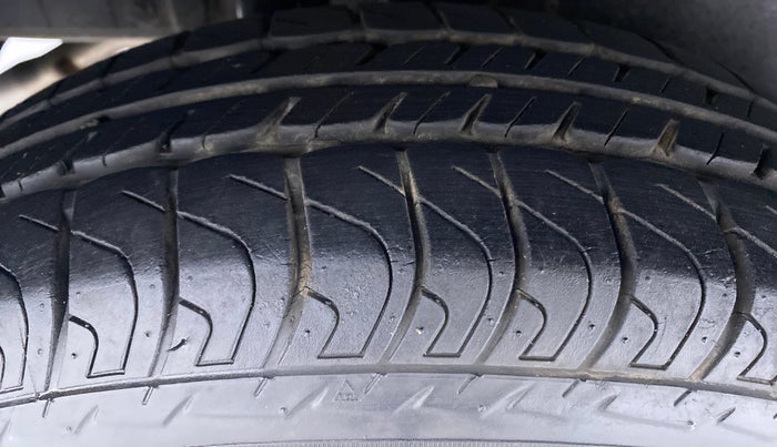 2014 Maruti Swift VXI D, Petrol, Manual, 3,600 km, Right Rear Tyre Tread