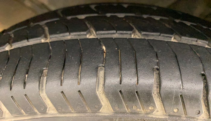 2012 Maruti Omni 5 STR, Petrol, Manual, 56,002 km, Right Front Tyre Tread