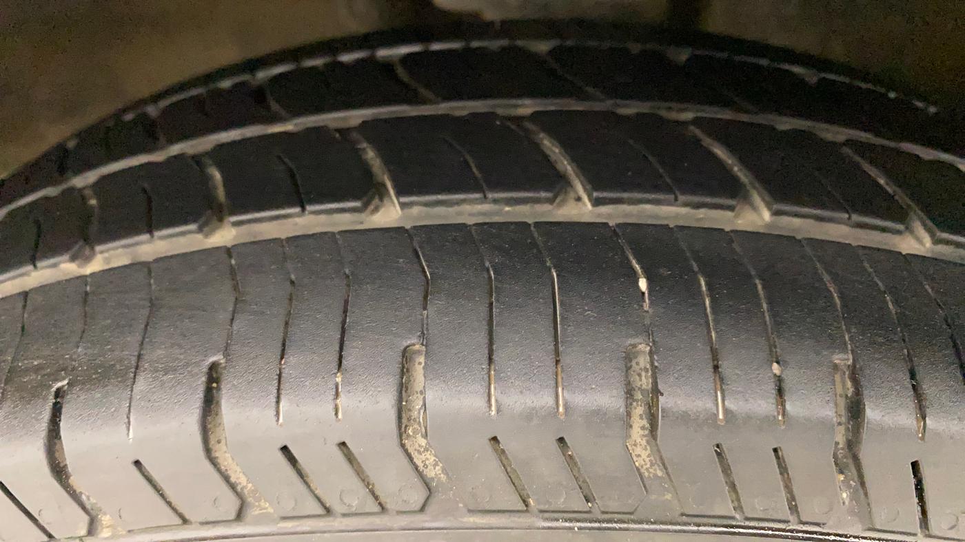 2012 Maruti Omni 5 STR, Petrol, Manual, 56,002 km, Left Front Tyre Tread