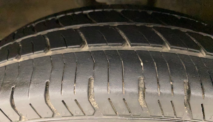 2012 Maruti Omni 5 STR, Petrol, Manual, 56,002 km, Left Front Tyre Tread