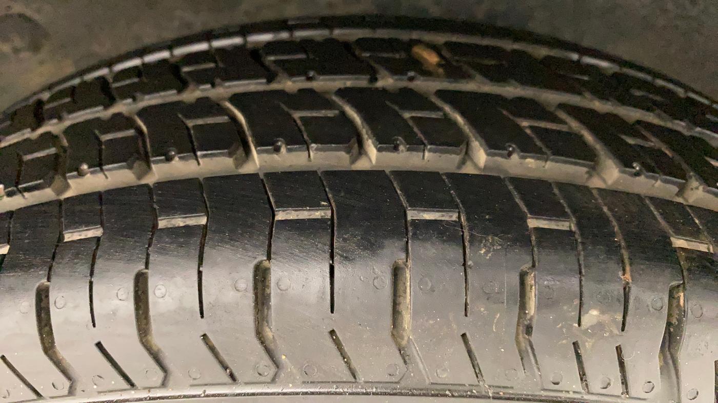 2012 Maruti Omni 5 STR, Petrol, Manual, 56,002 km, Left Rear Tyre Tread