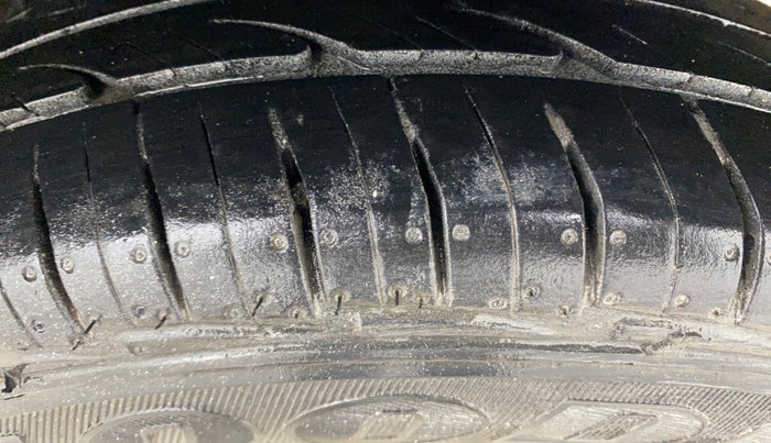 2015 Maruti Alto 800 LXI, Petrol, Manual, 99,324 km, Left Rear Tyre Tread