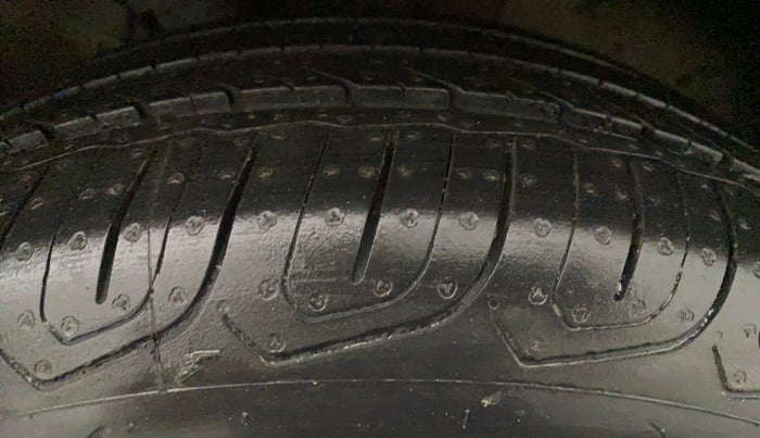 2016 Hyundai Elite i20 MAGNA 1.2, Petrol, Manual, 61,763 km, Left Front Tyre Tread