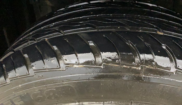 2017 Maruti Vitara Brezza ZDI, Diesel, Manual, 92,036 km, Left Front Tyre Tread