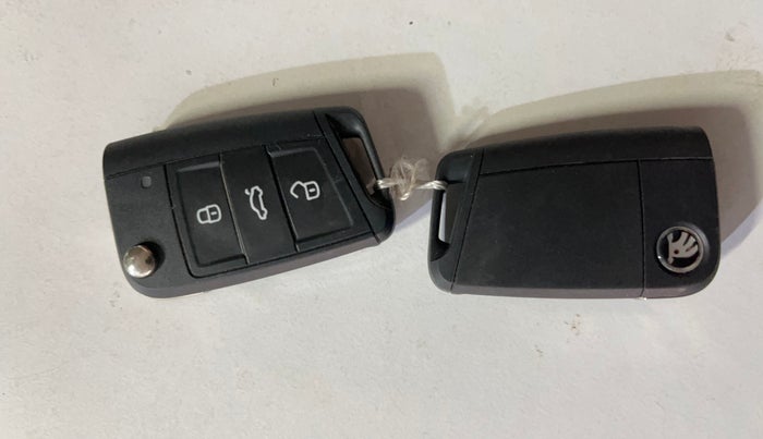 2025 Skoda KUSHAQ  Signature 1.0L TSI MT , Petrol, Manual, 7,939 km, Key Close Up